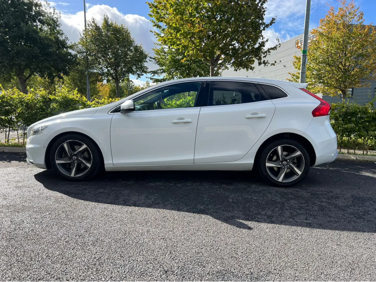 Volvo V40 D3 R-DESIGN 2.0 MANUAL *FULL SERVICE HIS - Image 2