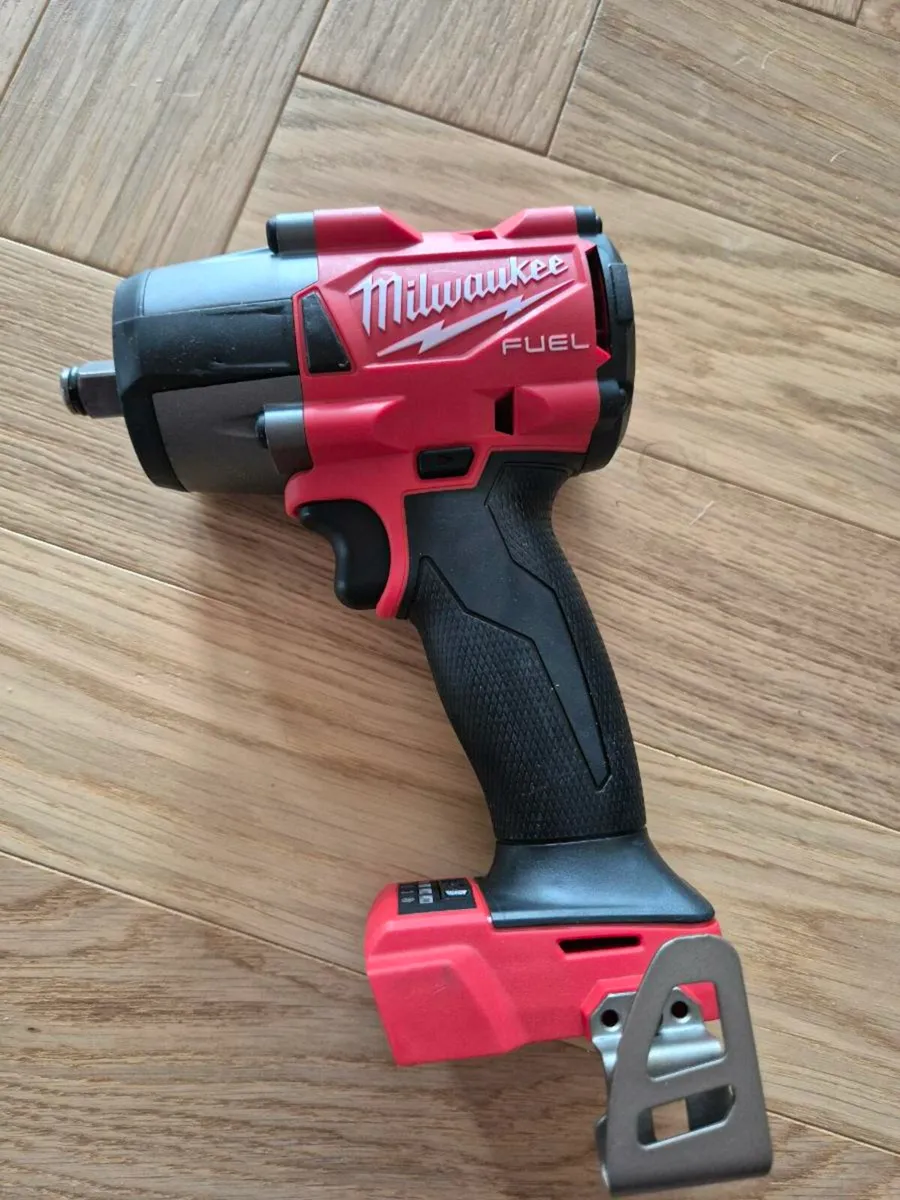 Milwaukee M18 Fuel 1/2' Mid Tourqe Wrench Body - Image 1