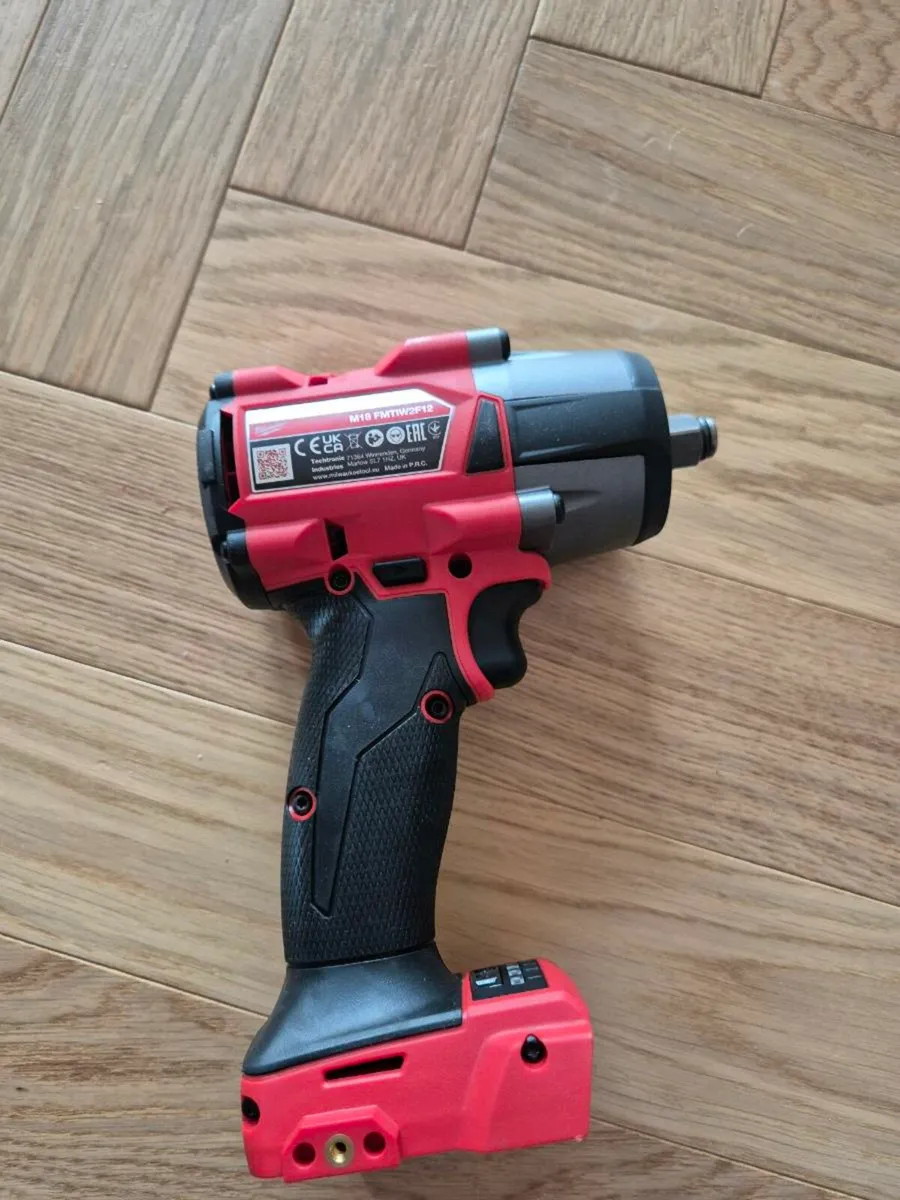 Milwaukee M18 Fuel 1/2' Mid Tourqe Wrench Body - Image 3