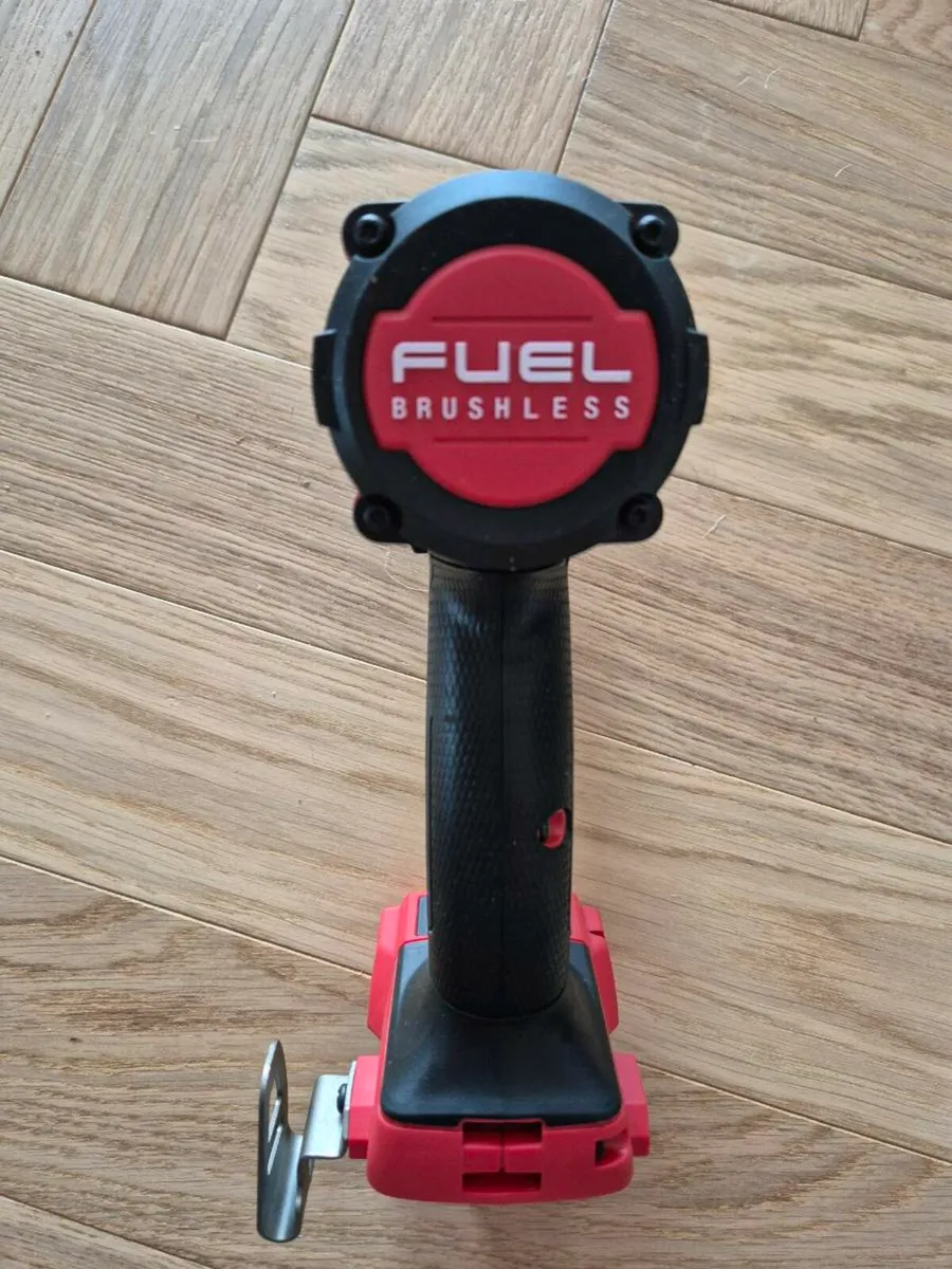 Milwaukee M18 Fuel 1/2' Mid Tourqe Wrench Body - Image 4