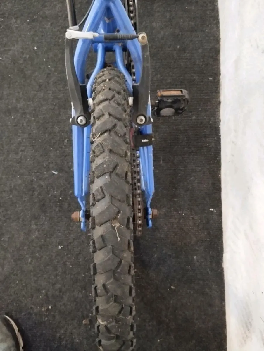 Boys 20inch bike - Image 4