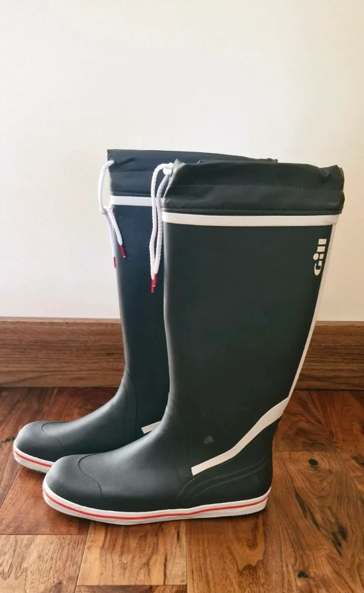 Gill Tall Yacht Boots & CSR LifeJacket - Image 1