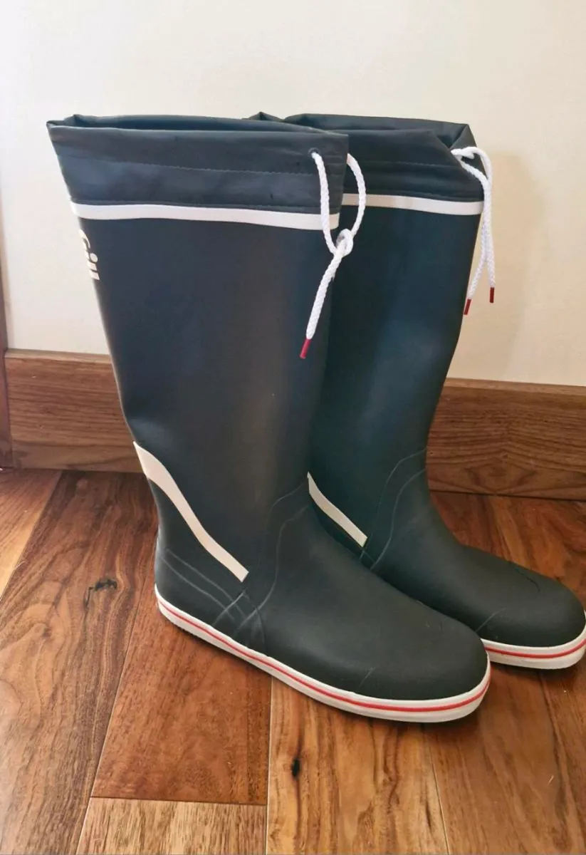 Gill Tall Yacht Boots & CSR LifeJacket - Image 2