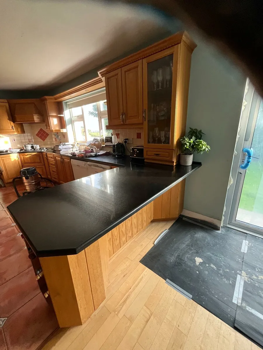 Kitchen units and appliances - Image 1