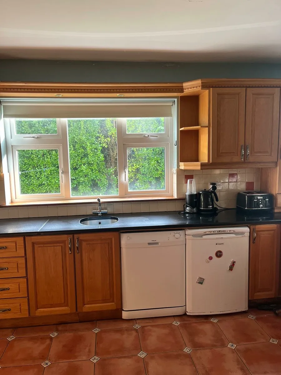 Kitchen units and appliances - Image 3