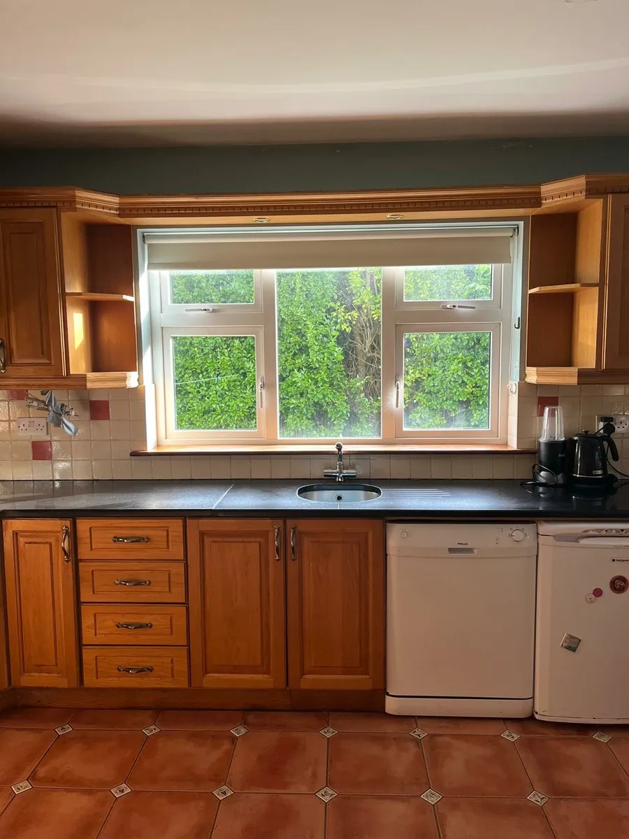 Kitchen units and appliances - Image 4