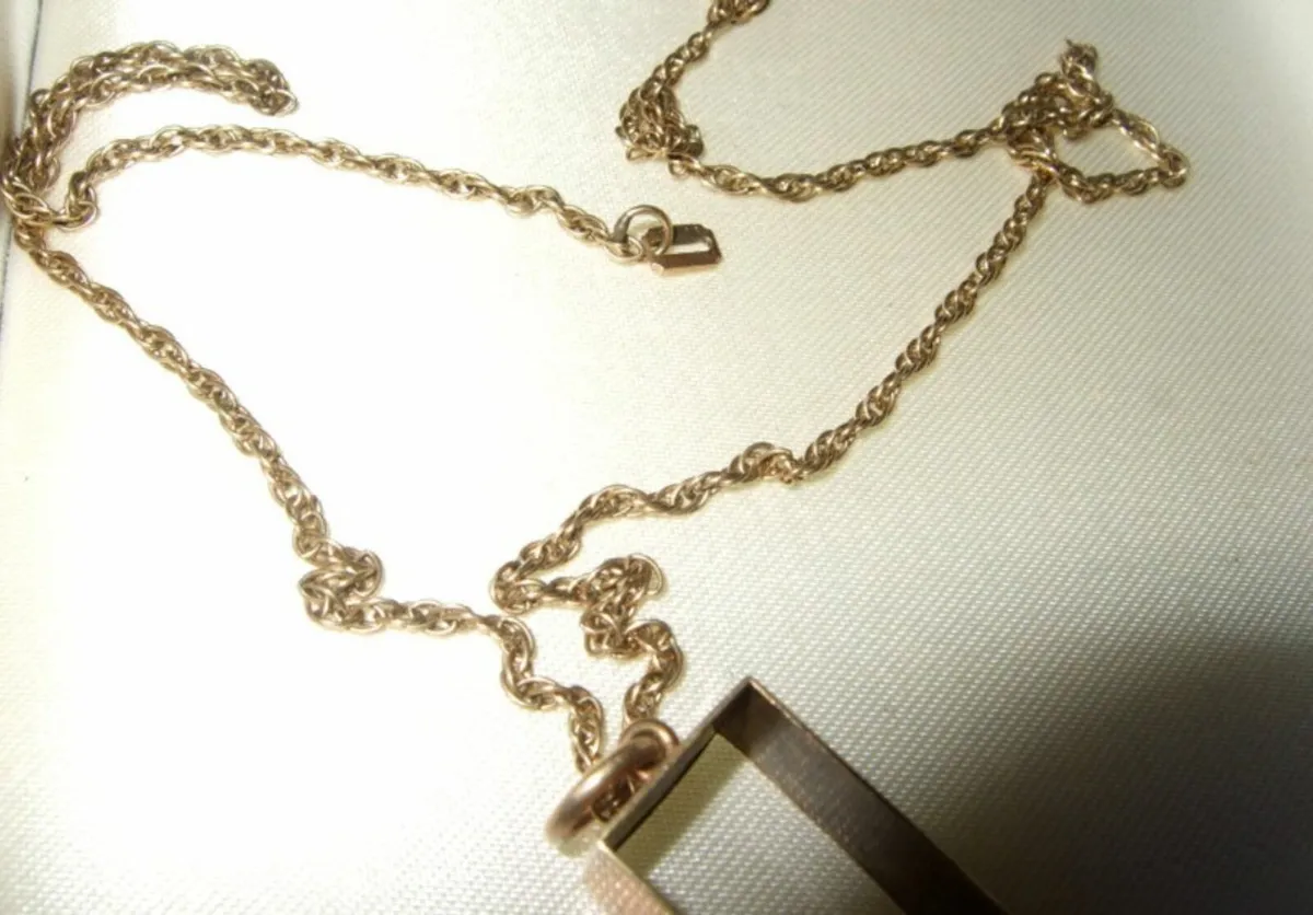 Vintage Hallmarked 9ct Gold Pendant & Chain - Image 2