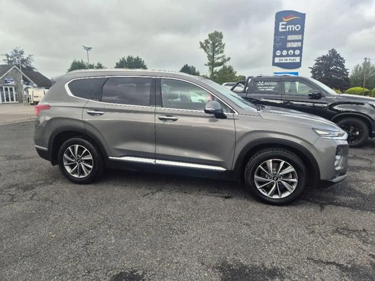 Hyundai Santa Fe 2WD Executive Plus 7 Seater - Image 2