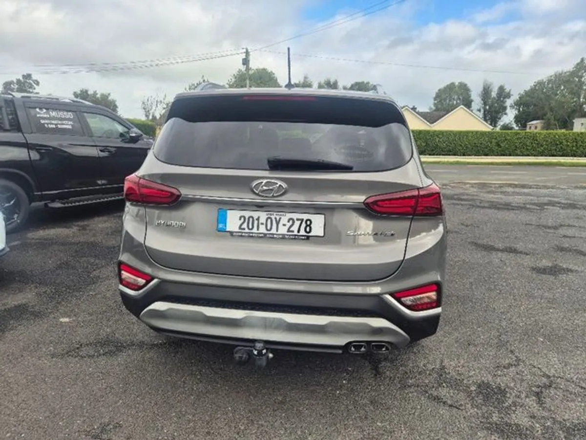 Hyundai Santa Fe 2WD Executive Plus 7 Seater - Image 4