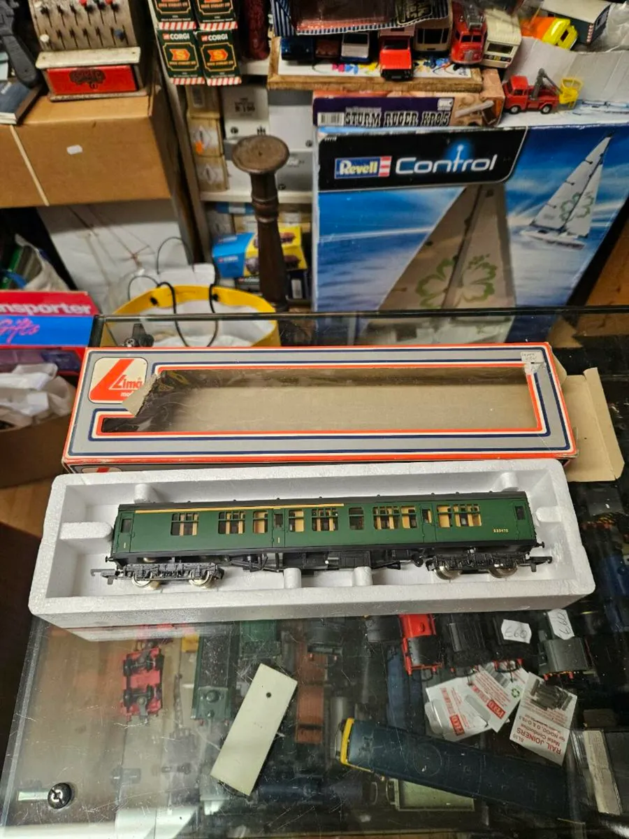 Hornby Lima OO Gauge SR Carraige