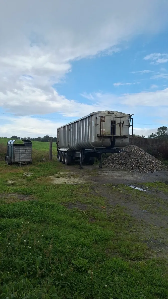 Trailer - Image 1