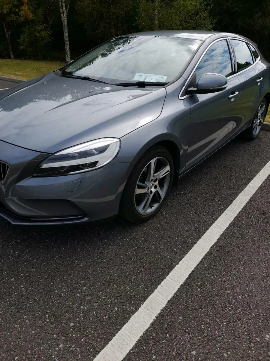 Volvo V40 D2 Inscription Model - Image 1