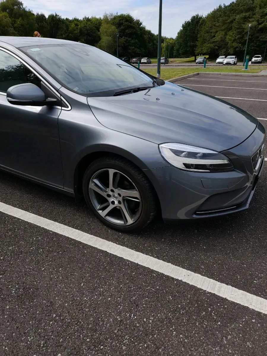 Volvo V40 D2 Inscription Model - Image 1