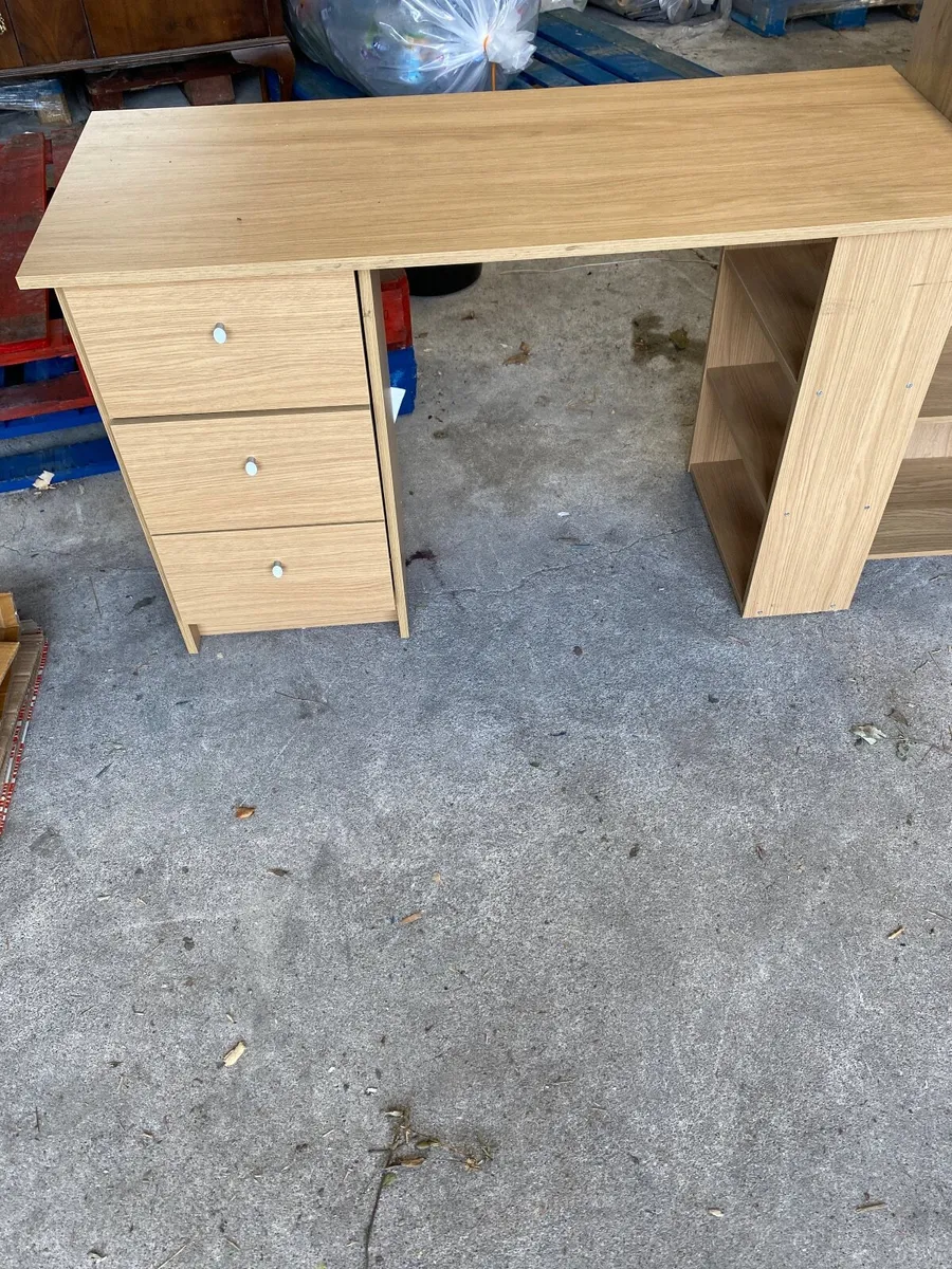 Child desk and book shelf - Image 1