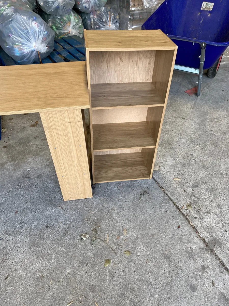 Child desk and book shelf - Image 2