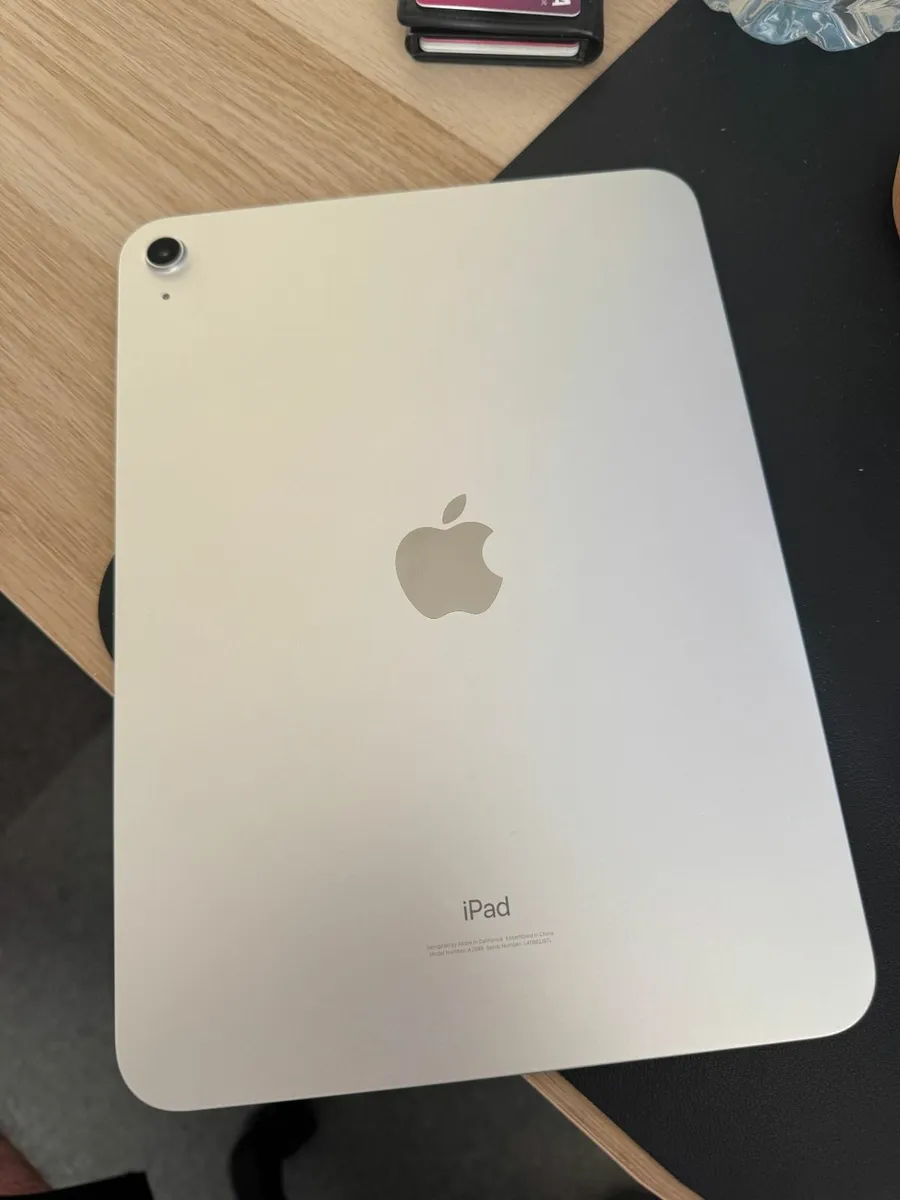 iPad 10th Gen | 64GB | SILVER | BATTERY 100% - Image 1