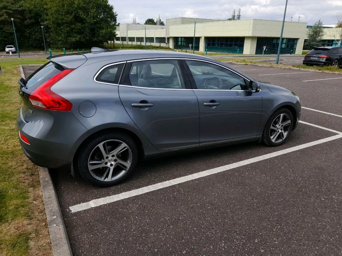 Volvo V40 D2 Inscription Model - Image 2