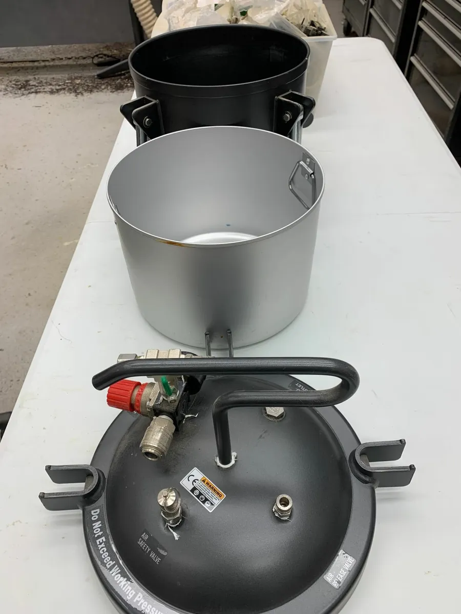 Resin pressure pot - Image 1