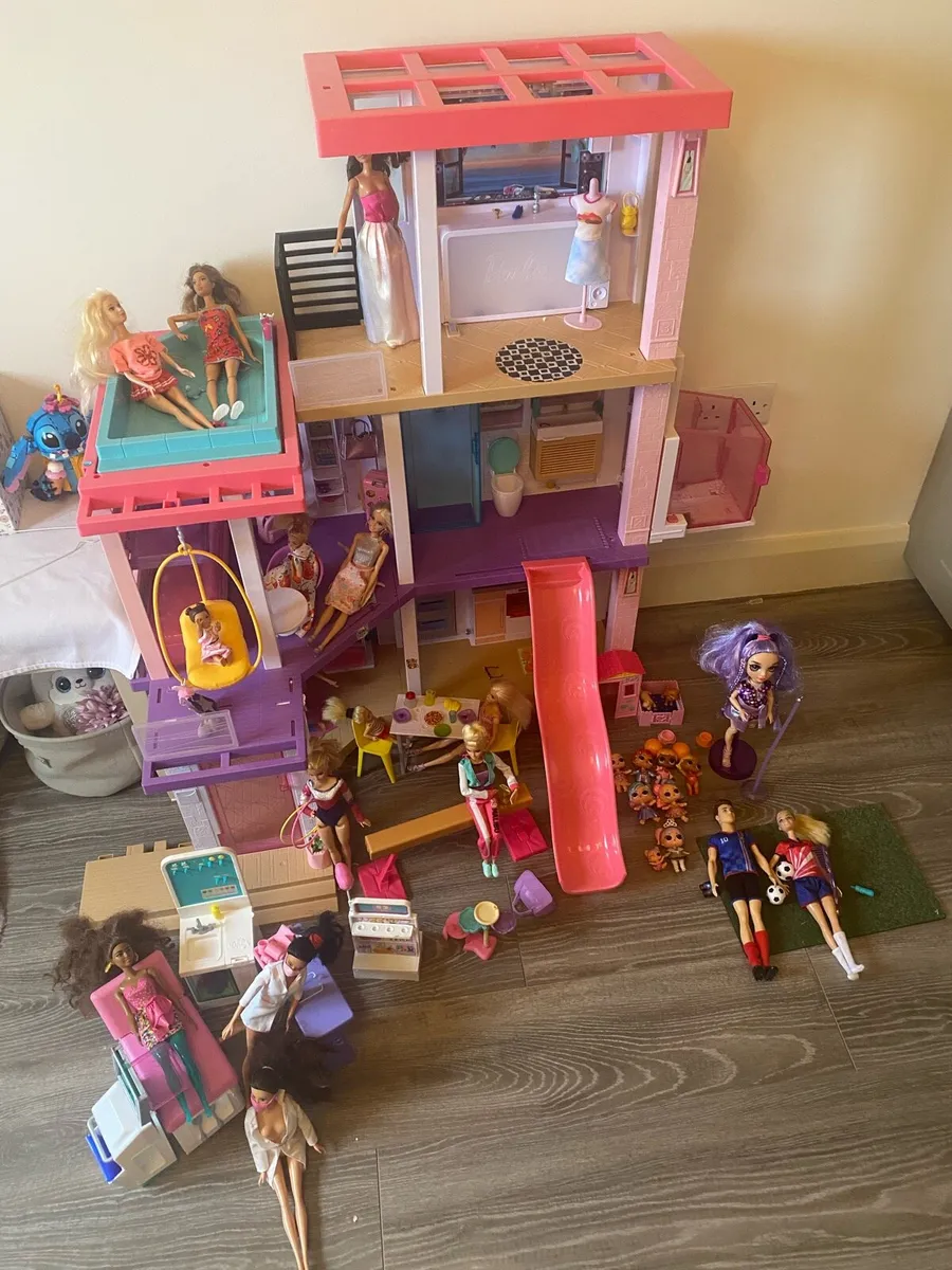 Barbie house and dolls - Image 1