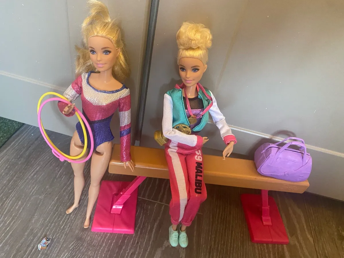 Barbie house and dolls - Image 2