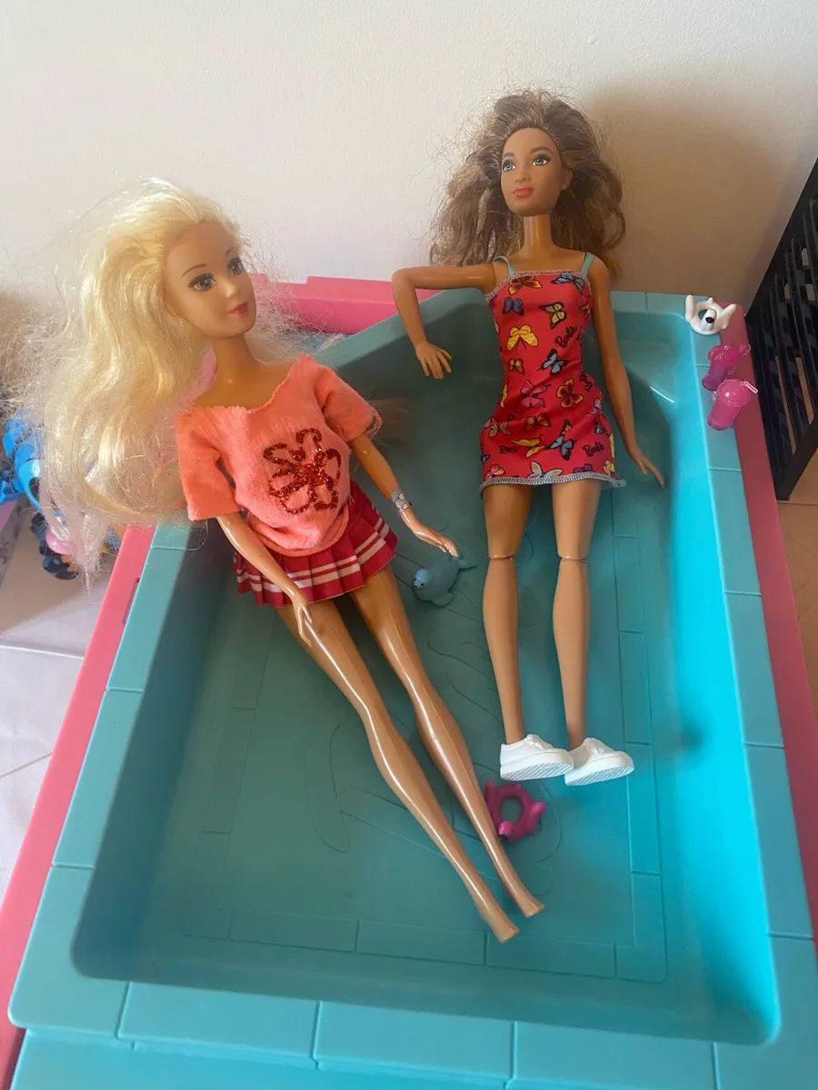 Barbie house and dolls - Image 4