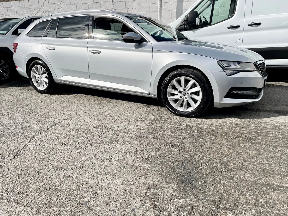 Skoda Superb AMBITION COMBI 2.0TDI 150PS MAN,2023 - Image 2