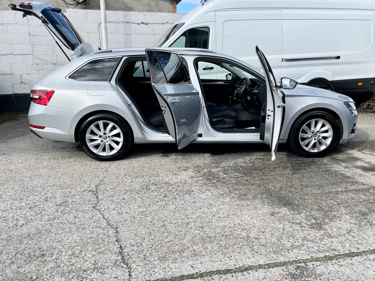 Skoda Superb AMBITION COMBI 2.0TDI 150PS MAN,2023 - Image 3