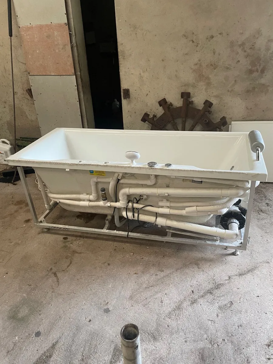 Jacuzzi bath - Image 3