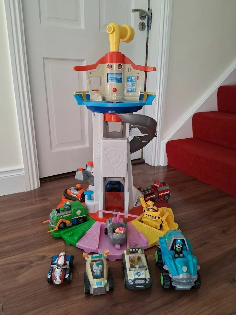 Paw Patrol lookout tower & 10 characters/vehicles. - Image 1