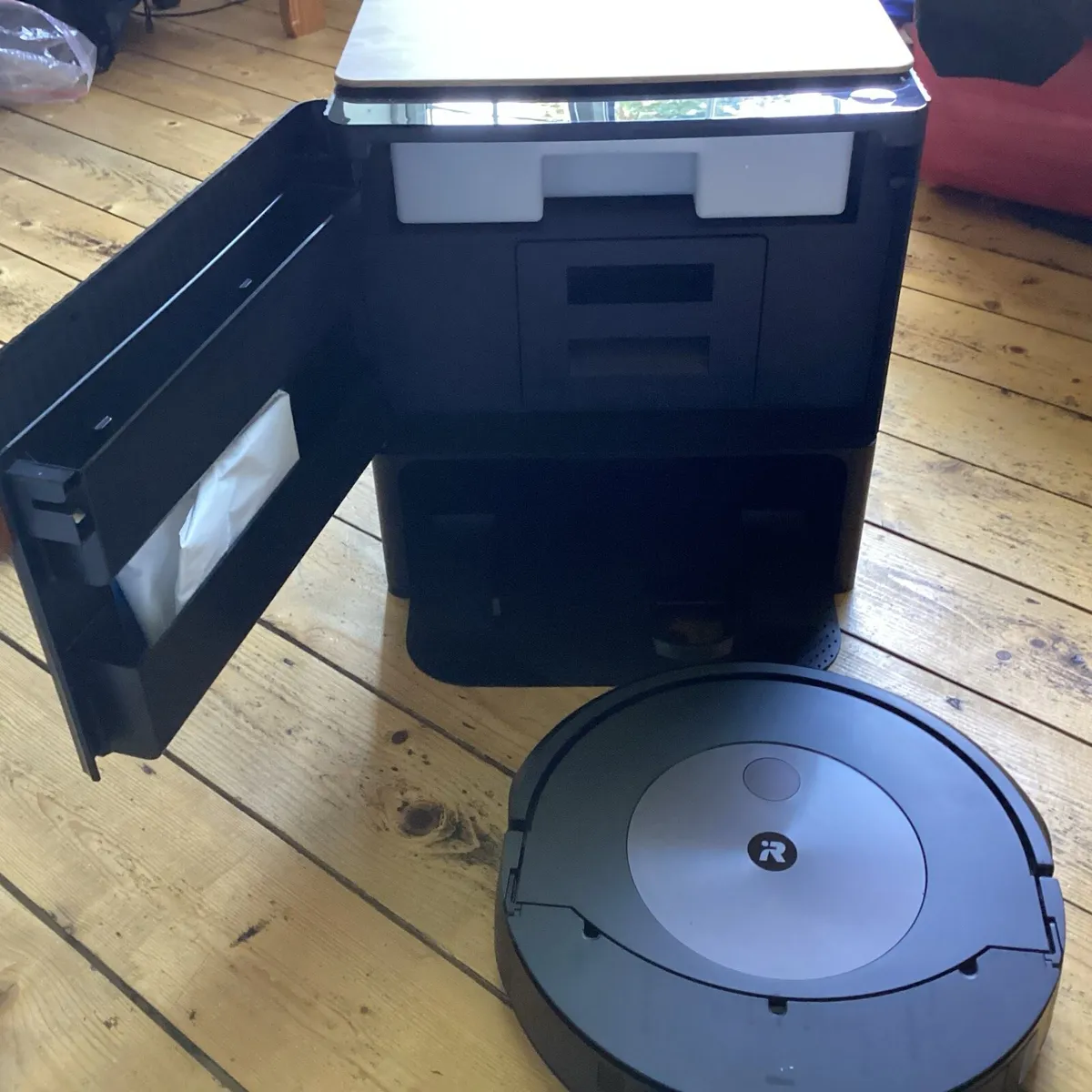 Robot  hoover and floor washer - Image 1