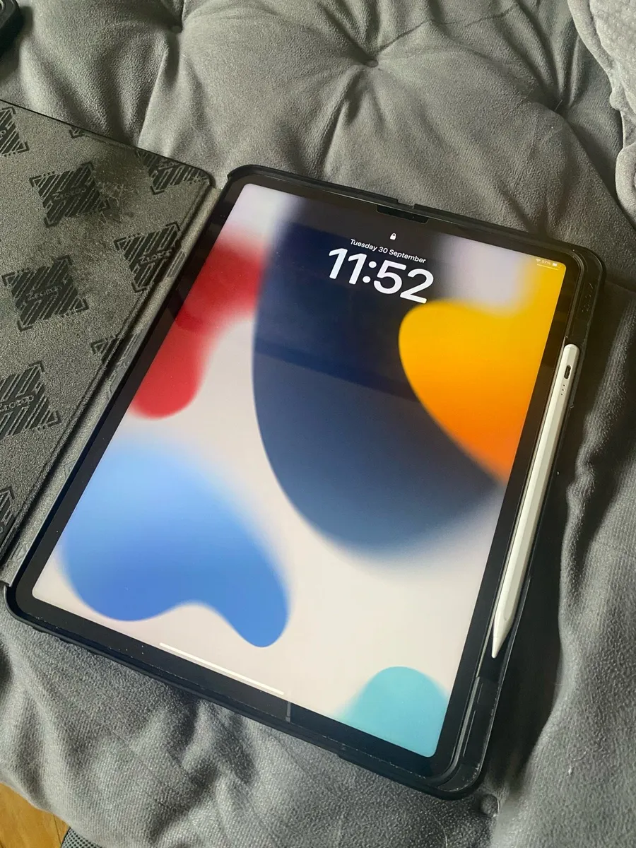 iPad Pro 5th Gen 12.9” 256Gb w/pencil and case - Image 2