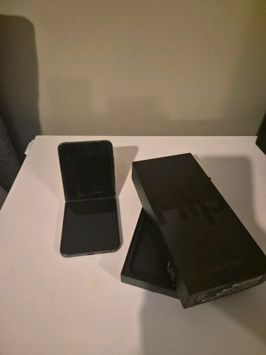 Samsung Flip 4 - Image 1