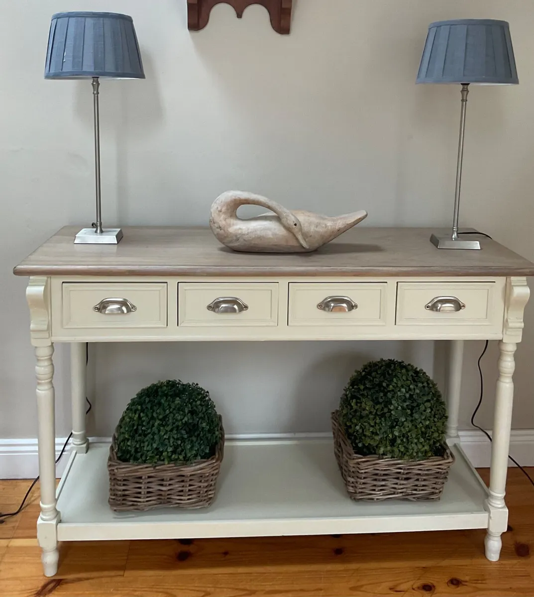 Hall console table in a french chic style - Image 1