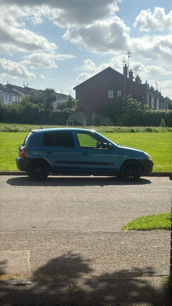 Renault Clio 2002 - Image 1