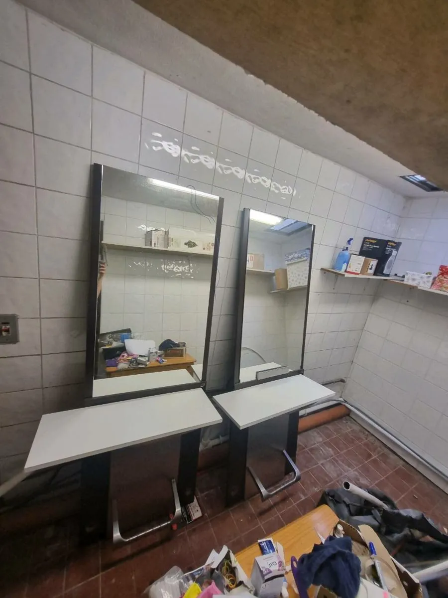 2 hairdressing barbering units - Image 1