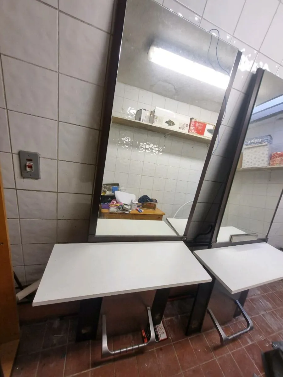 2 hairdressing barbering units - Image 2