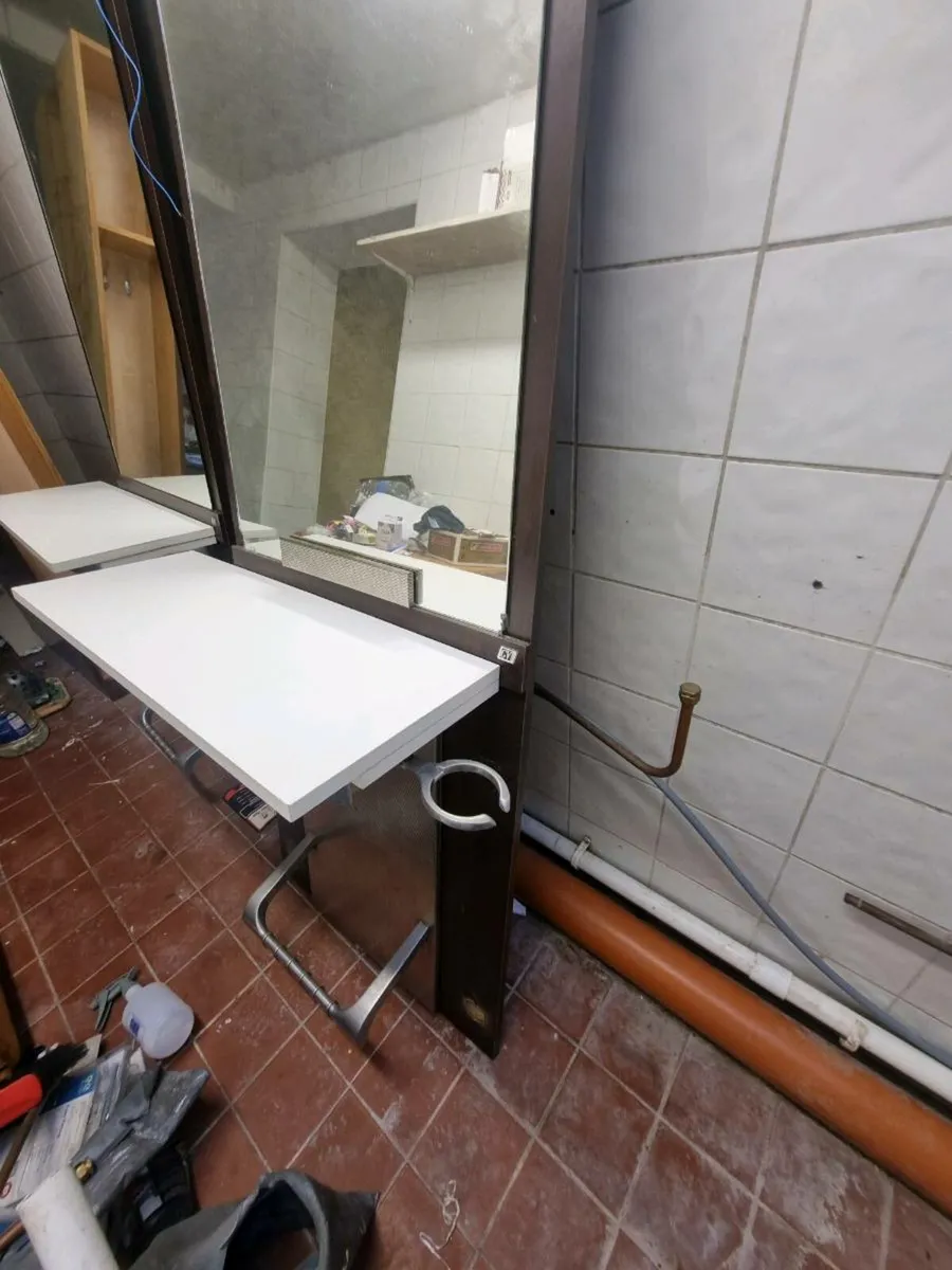 2 hairdressing barbering units - Image 3