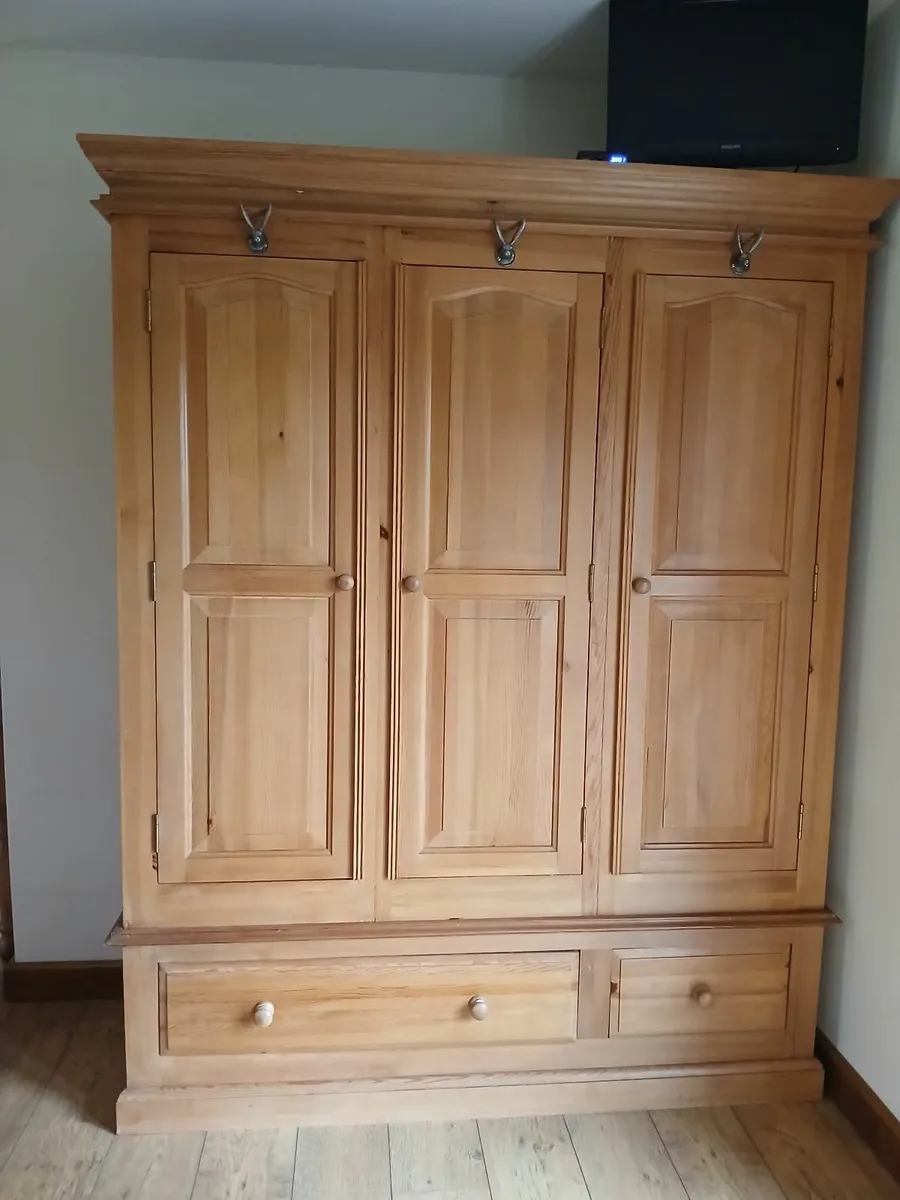 Pine wardrobe - Image 1
