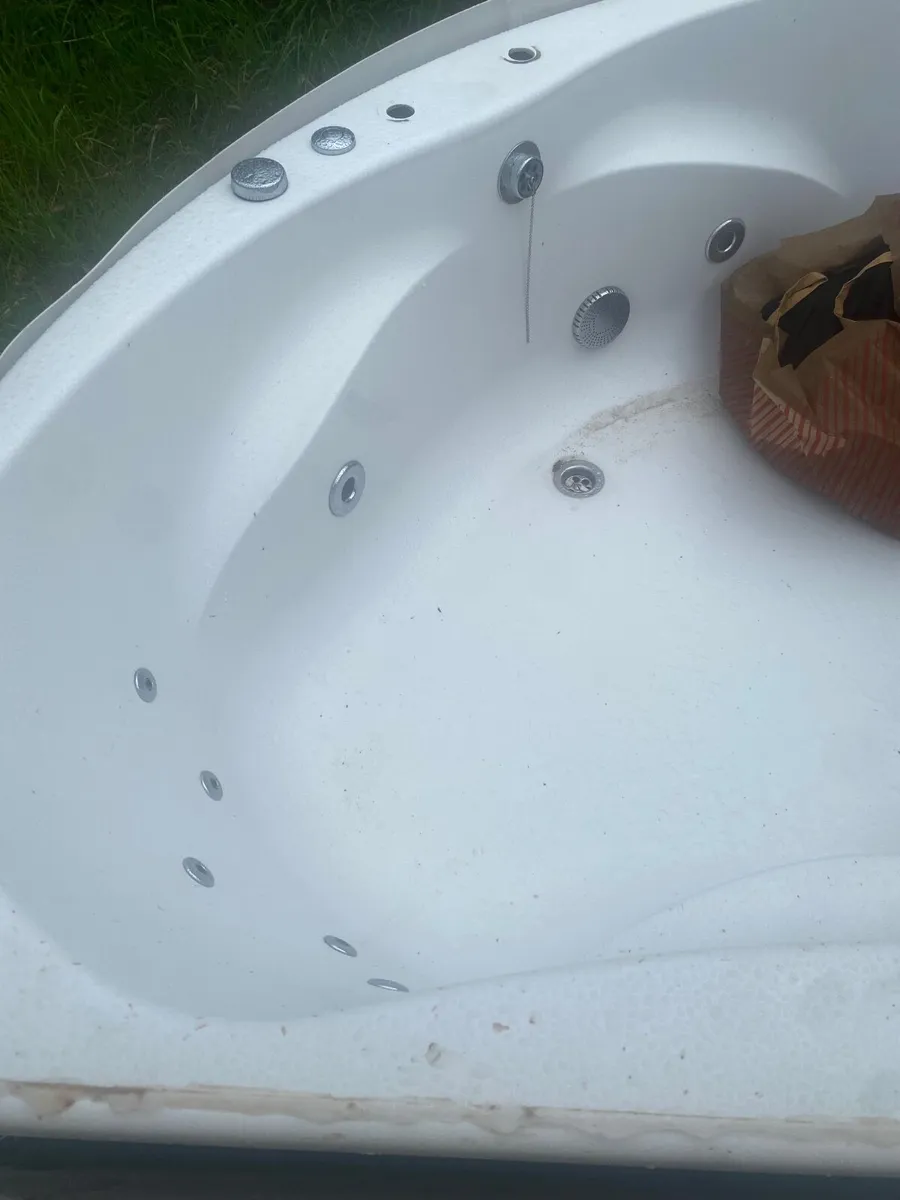 Jet corner bath - Image 1