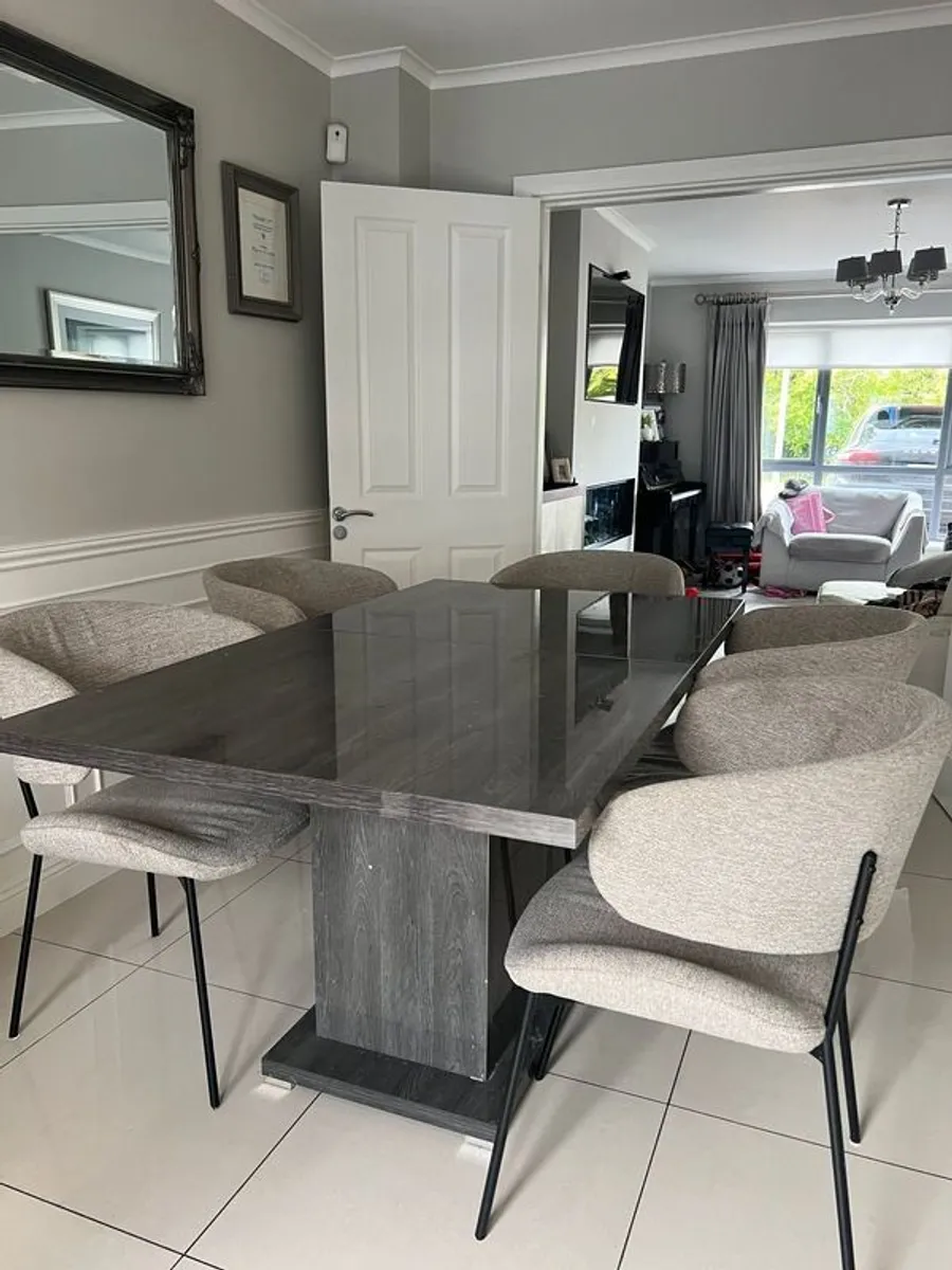 Kitchen table and chairs - Image 1