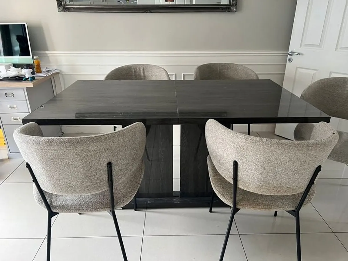 Kitchen table and chairs - Image 2