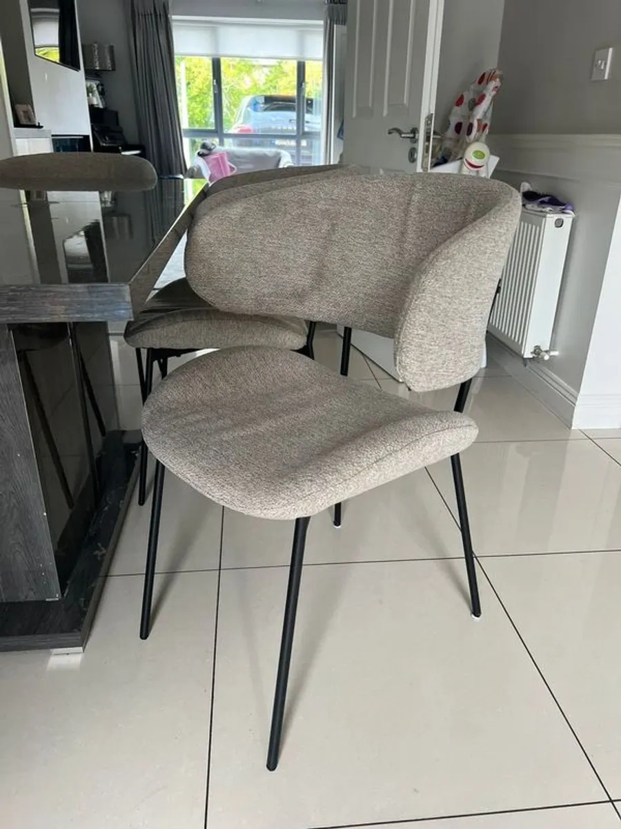 Kitchen table and chairs - Image 3