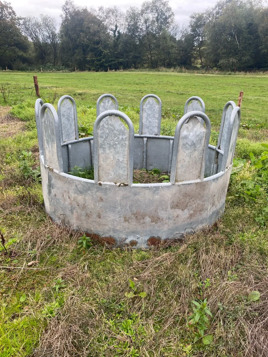 Round feeder and 2 meal troughs - Image 1