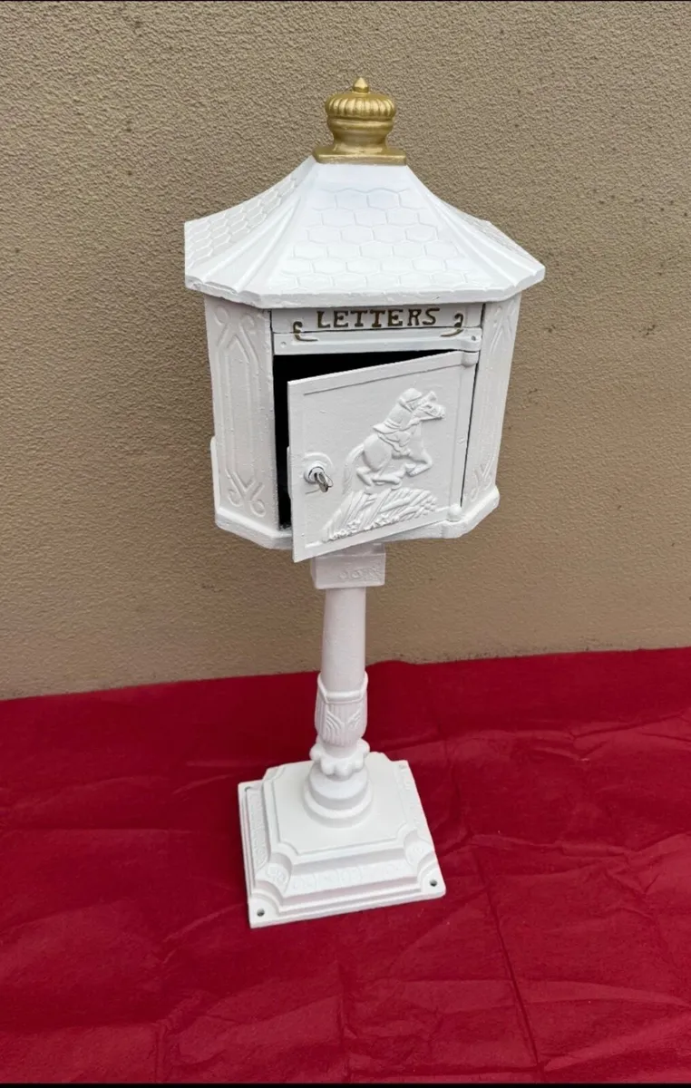Cast iron post box - Image 1