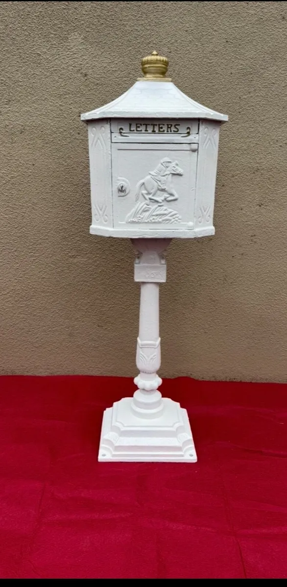 Cast iron post box - Image 2