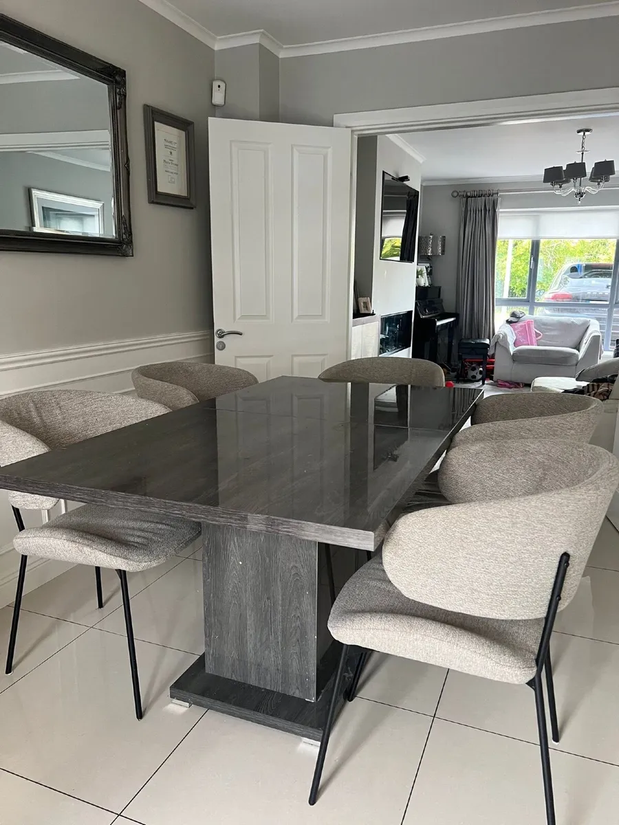 Dining table and chairs - Image 1