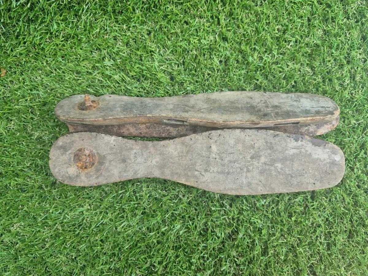 Vintage ice skates - Image 4