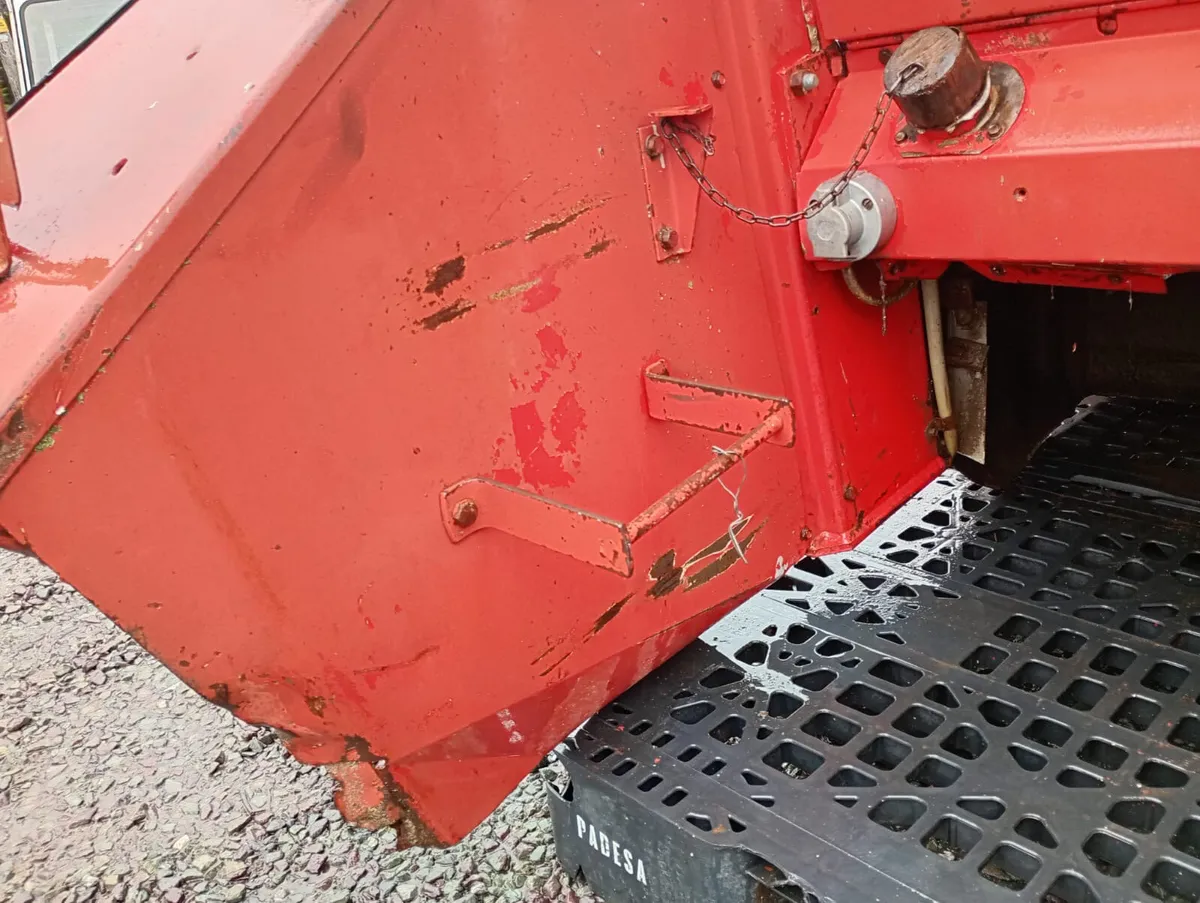 European MF 595 Cab - Image 4