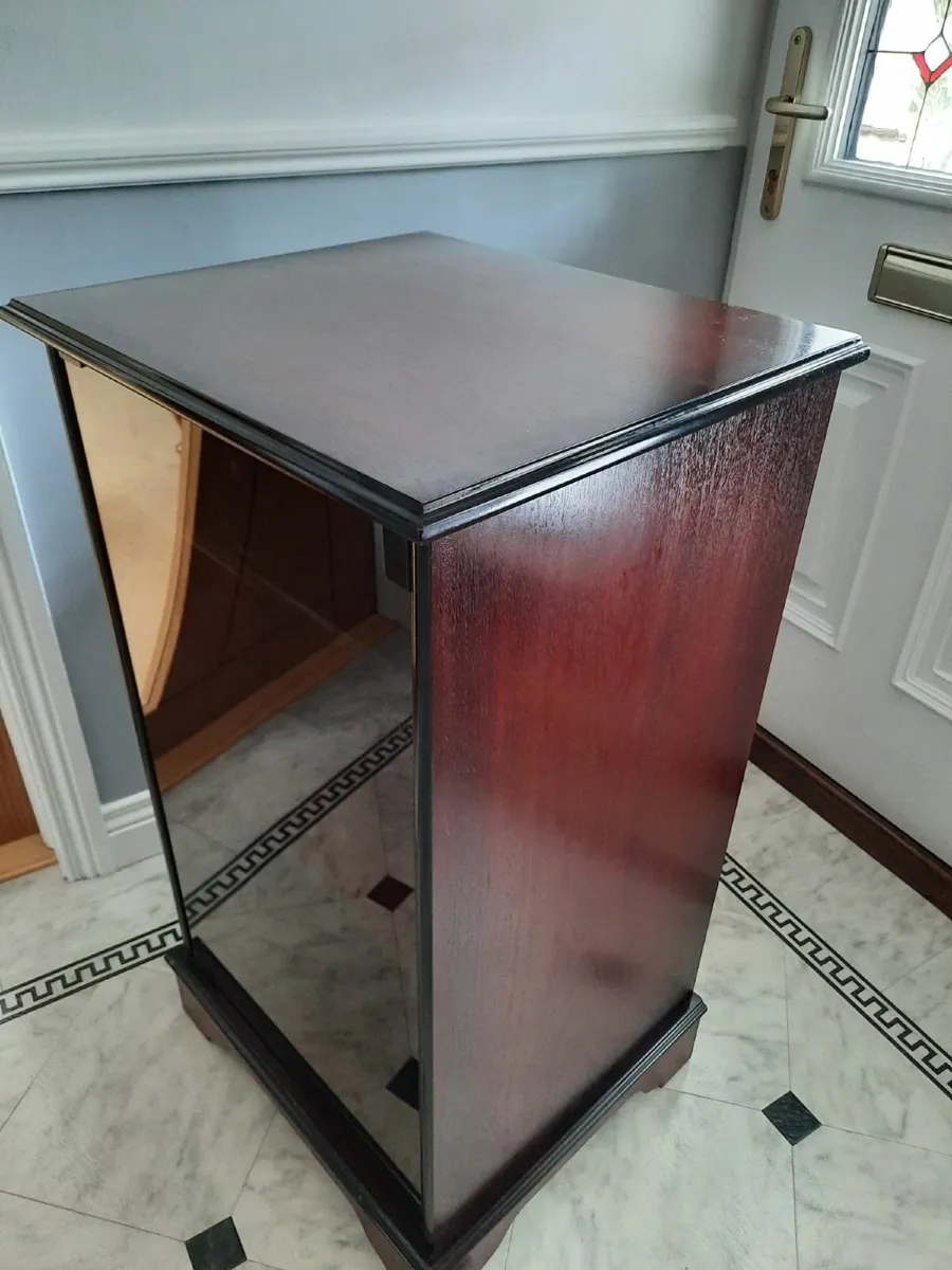 FURNITURE  - WINDOW BLIND  - TV STAND - Image 1