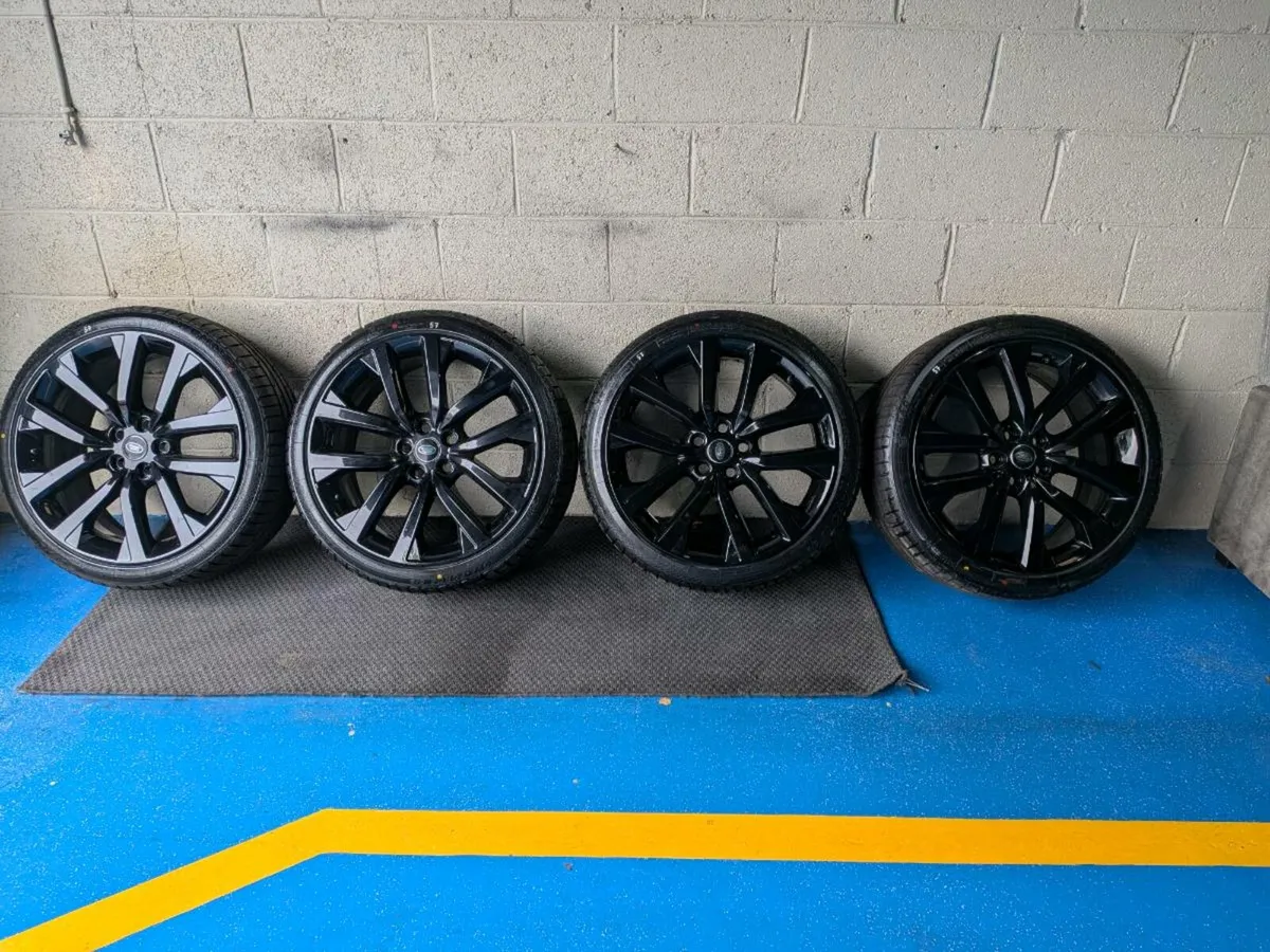 Lot 57Land Rover 21” Gloss Black Alloys + 245/40 R - Image 1